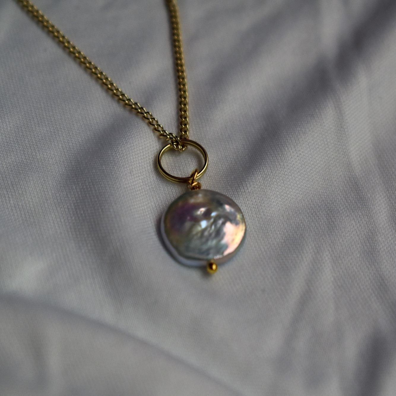 Collier avec pendentif en argent et perle d'eau douce | par Ifemi Jewels