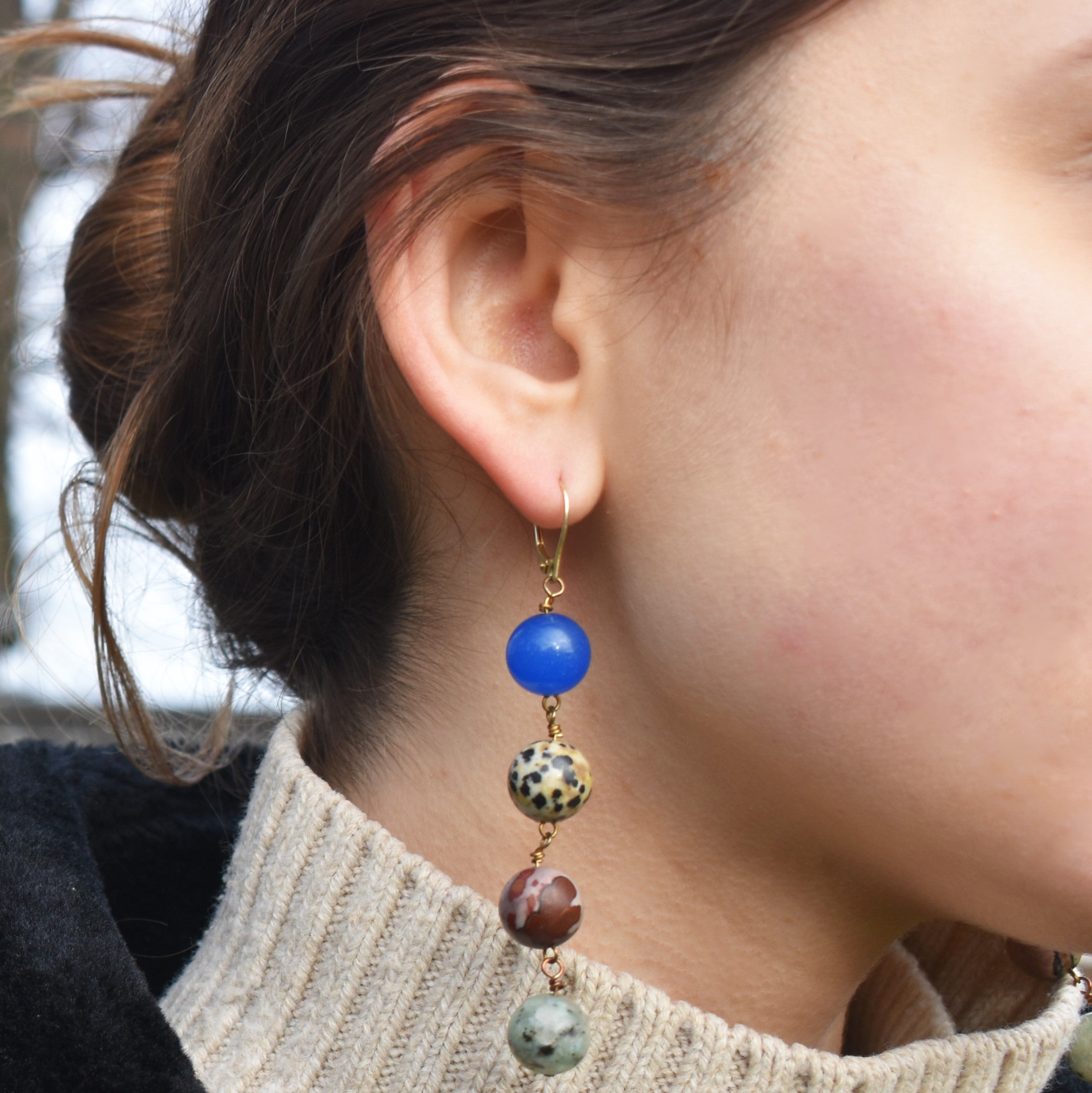 Boucles d'oreilles en aventurine bleue, jaspe dalmatien, mookaïte et jaspe sésame, or jaune vermeil ou or 18 carats | par nlanlaVictory