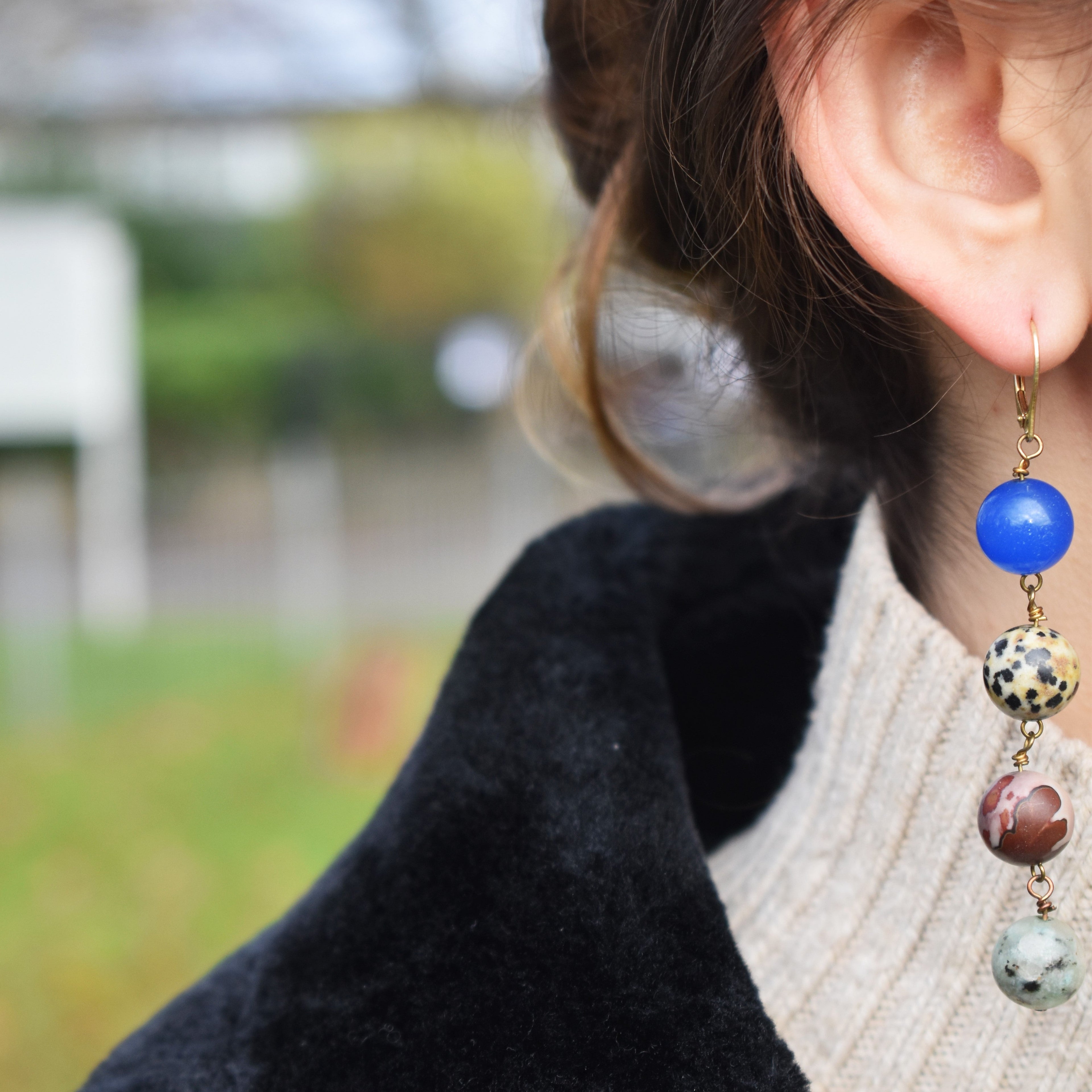 Boucles d'oreilles en aventurine bleue, jaspe dalmatien, mookaïte et jaspe sésame, or jaune vermeil ou or 18 carats | par nlanlaVictory